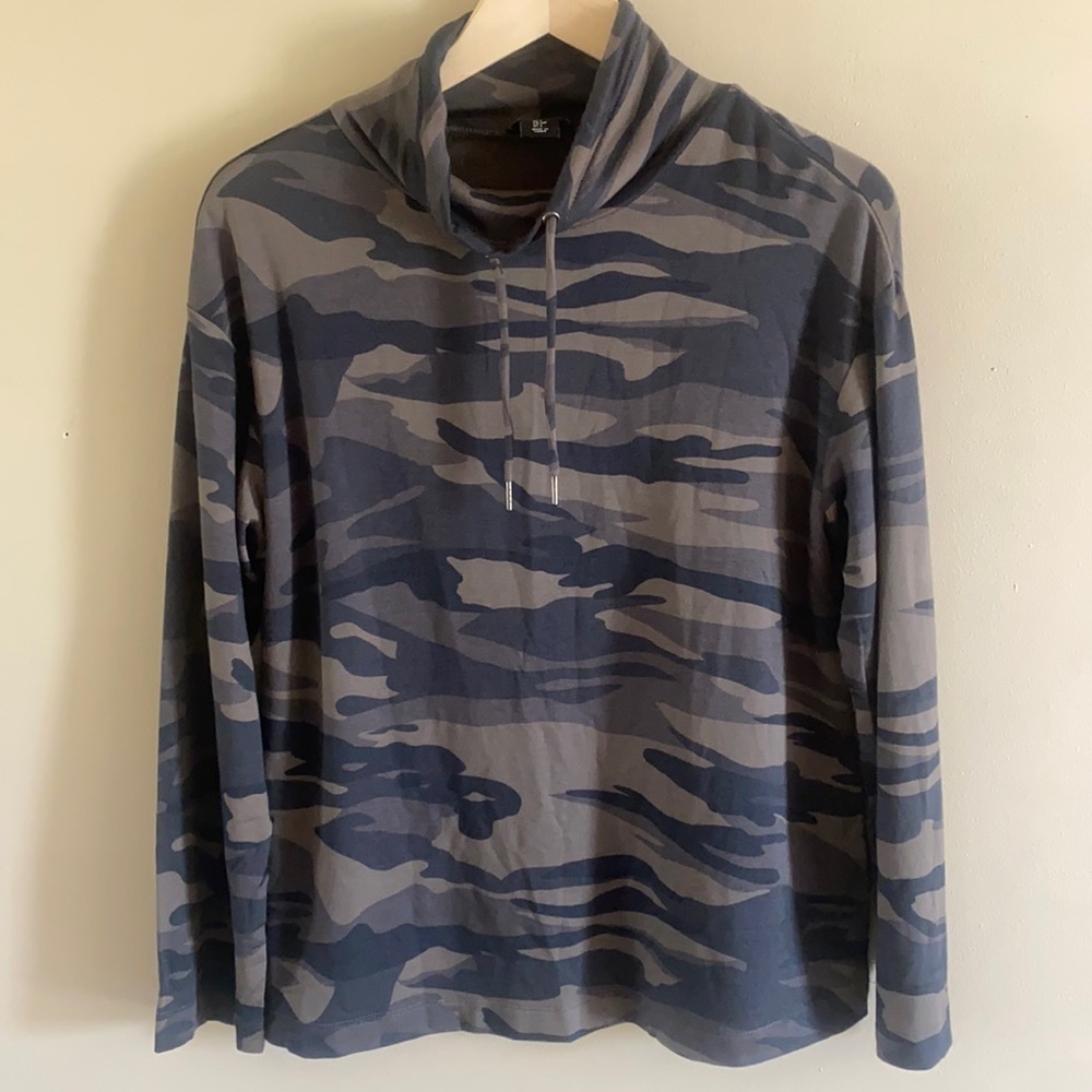 Nicole Miller Women's Army Green Camo Pullover Size Small